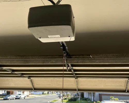 un abridor de puerta de garaje desde el techo