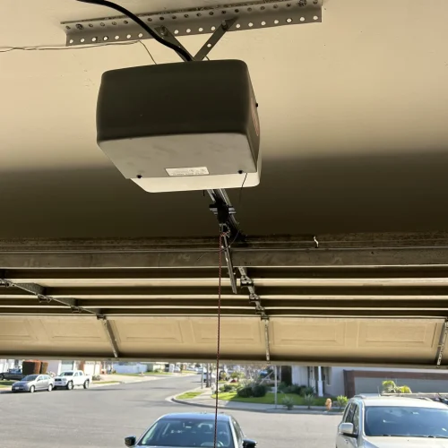 Garage Door Repair Pacific City 13 un abridor de puerta de garaje desde el techo