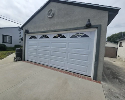 Panel de puerta de garaje blanco en Huntington Beach