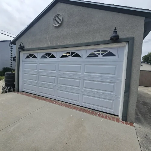 Garage Door Repair Pacific City 15 Panel de puerta de garaje blanco en Huntington Beach