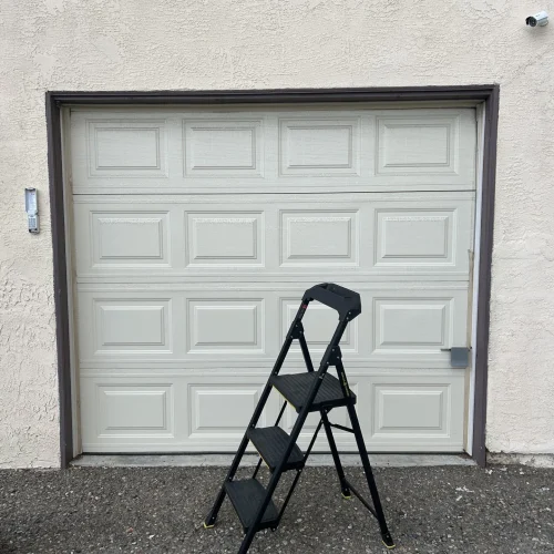 Garage Door Repair Pacific City 12 una escalera frente a la puerta de un garaje