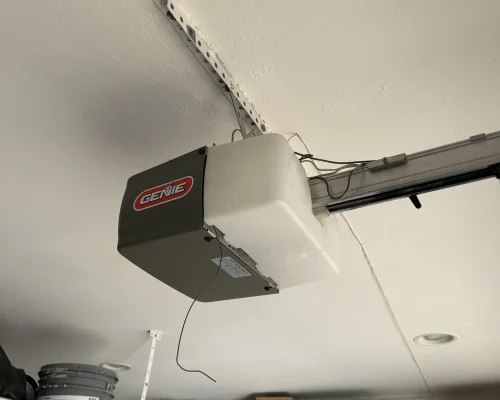 un abridor de puerta de garaje desde el techo