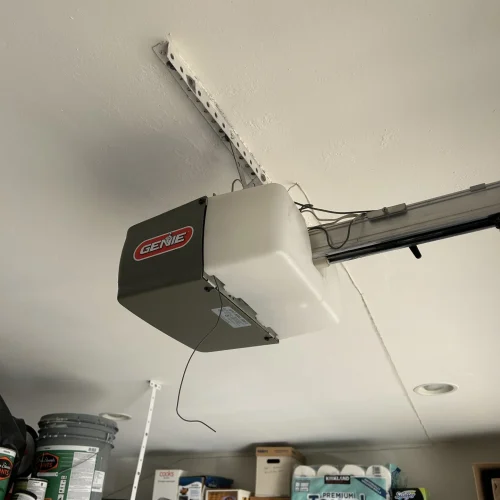 Garage Door Repair Pacific City 8 un abridor de puerta de garaje desde el techo