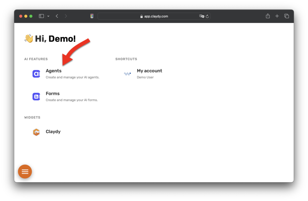 app.claydy.com のWebページの左側に「こんにちは、デモ!」というウェルカムメッセージが表示されます。その下には、エージェントとフォームの2つのAI機能があり、それぞれにアイコンと説明があります。矢印は [エージェント] ボタンを指しています。右側には、「デモユーザー」と表示されているマイアカウントのショートカットがあります。左下隅には円形のメニューボタンがあり、無料のAIチャットボットにアクセスできます。