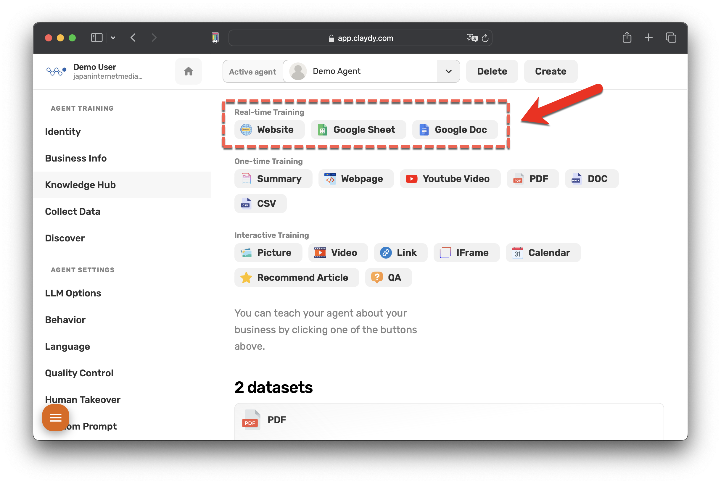 ブラウザウィンドウにはCausalyアプリのインターフェースが表示されます。矢印は「リアルタイムトレーニング」セクションを指し示し、トレーニングオプション(ウェブサイト、Googleスプレッドシート、Googleドキュメント)をハイライトしています。以下には「ワンタイムトレーニング」セクションがあり、さまざまなファイル形式のオプションが用意されています。2つのデータセットがPDF形式で示されています。