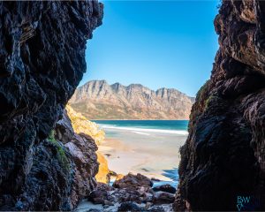 bw-aéreo-dron-operador-cuevas