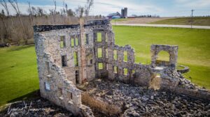 travis-haines-piloto-de-drones-de-alquiler-dron-vet-de-edificio-demolido-ángulo-3