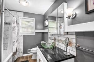 travis-haines-piloto-de-drones-de-alquiler-dron-veterinario-de-bienes raíces-escenografía-baño