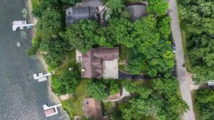 travis-haines-piloto-de-drones-de-alquiler-dron-vet-inmuebles-de-arriba hacia abajo