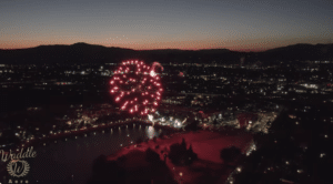 Fotografía dramática de bodas con drones que captura el amor en vuelo