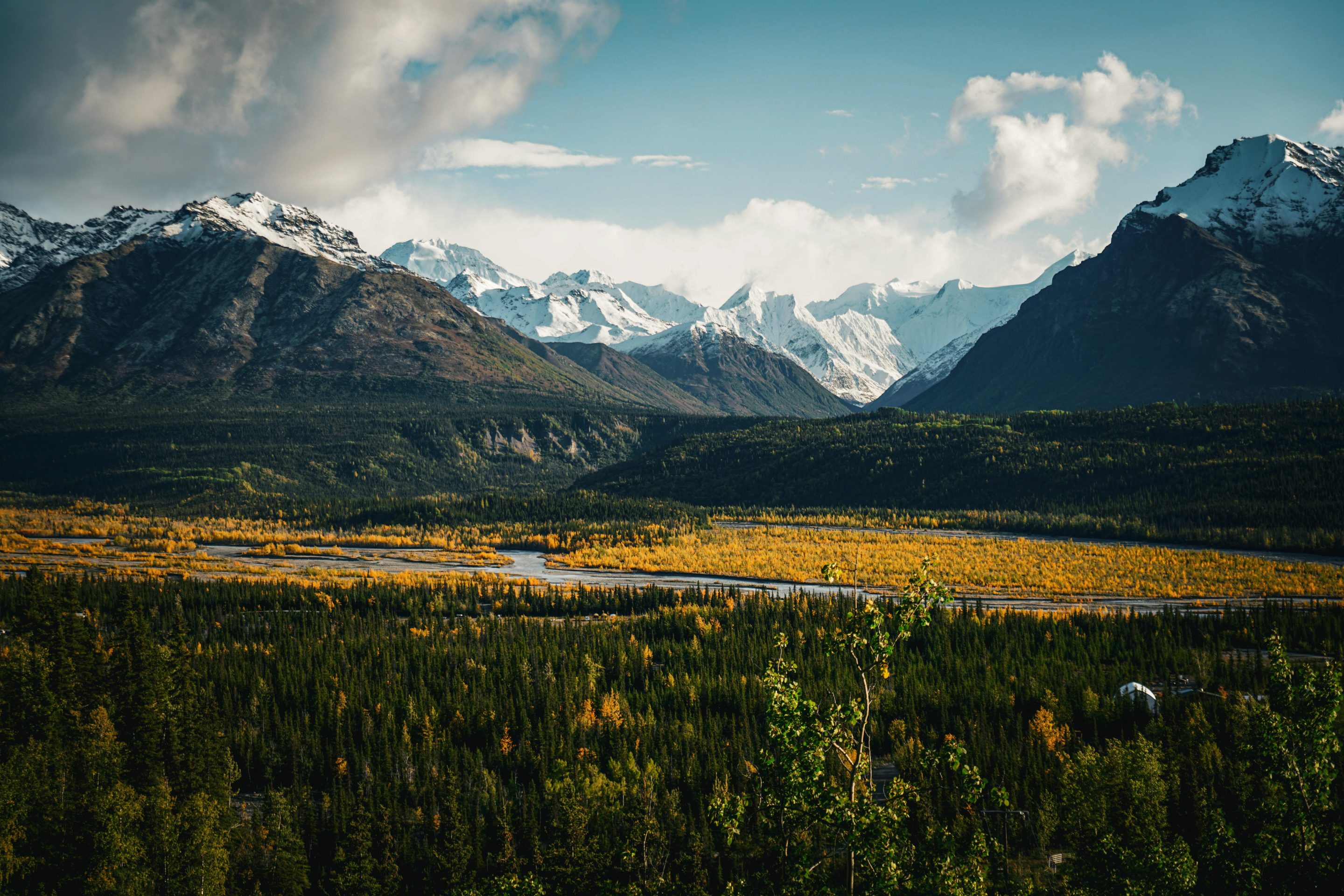 Fotografía-de-drones-aéreos-comerciales-en-las-montañas-de-Alaska