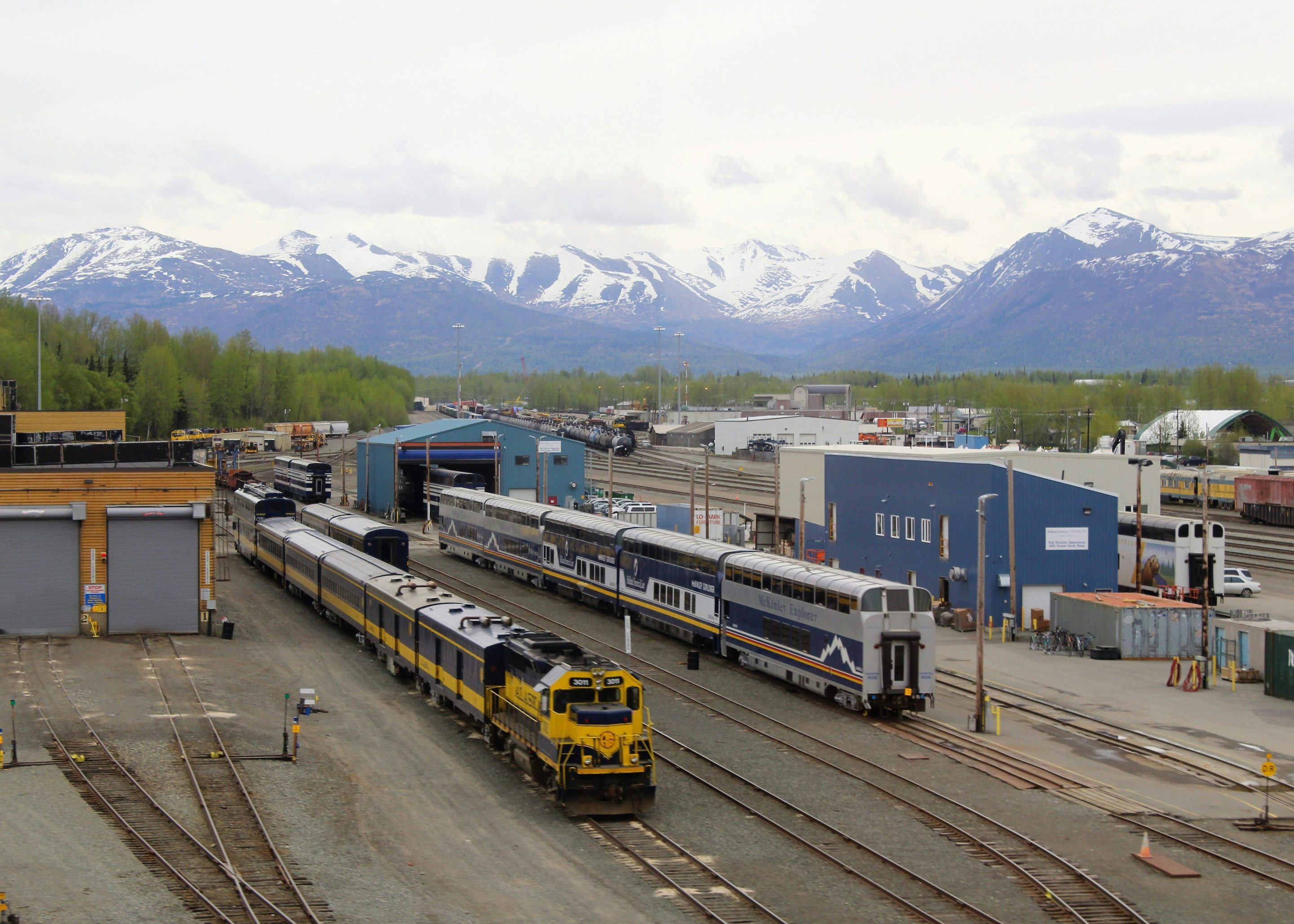 Fotografía-de-drones-aéreos-comerciales-en-la-estación-de-tren-de-Alaska