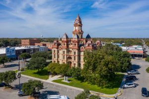 1KTKBBcQBCOD1SJRlXEc_Caldwell_County_Courthouse_in_historical_downtown_Lockhart__Texas-1735366165
