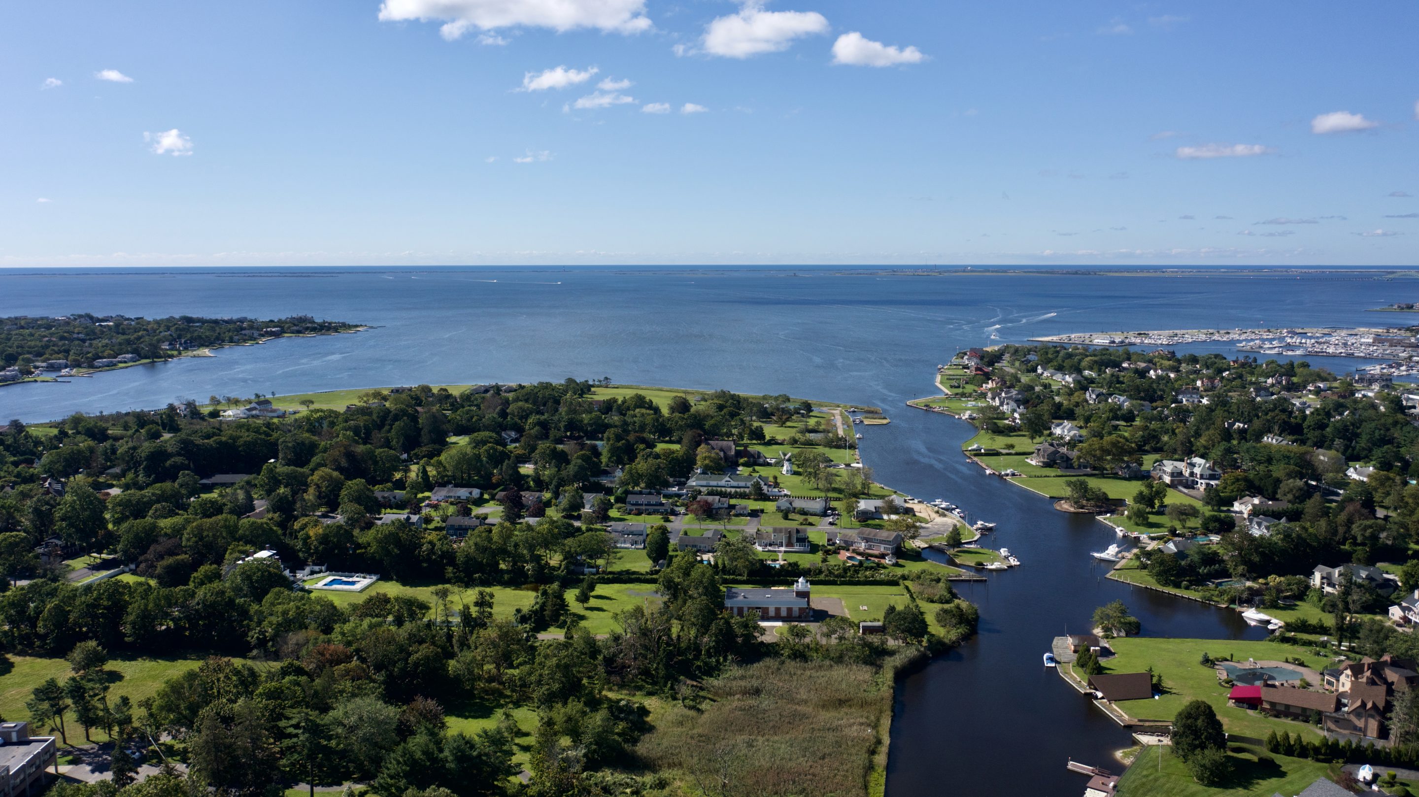 Paisaje aéreo tomado sobre Bay Shore, Long Island, Nueva York, EE. UU. en un día soleado