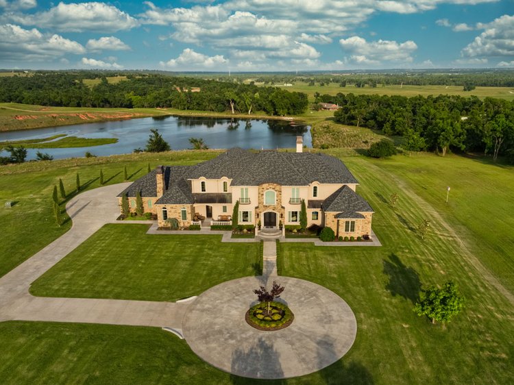Here+is+a+drone+real+estate+photo+of+a+gorgeous+7,000+square+foot+mansion+located+in+Mustang,+Oklahoma