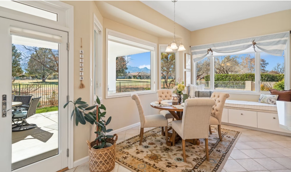 Diseño interior moderno y vibrante para espacios de vida elegantes