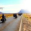 Dron aéreo captura motos impresionantes en Monument Valley