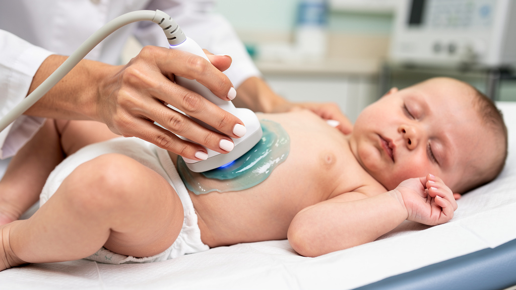 Проводится ультразвуковое сканирование младенцу для диагностики гидронефроза