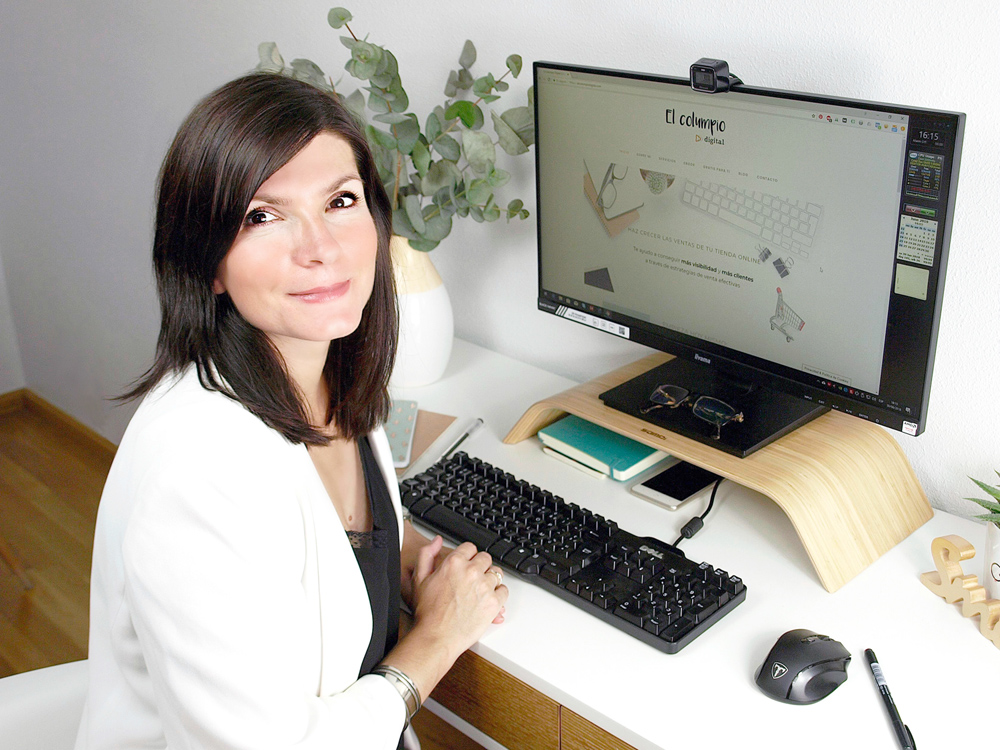 Home-trabajando-ordenando-anne