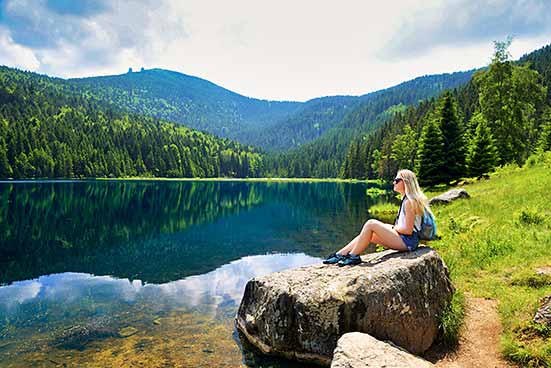 Eine Person, umgeben von