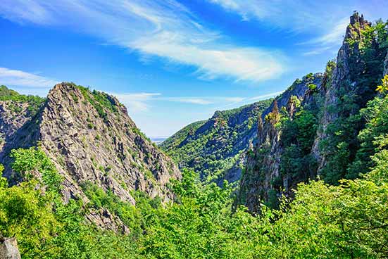 Eine lebendige, flankiert von, felsigen Bergen