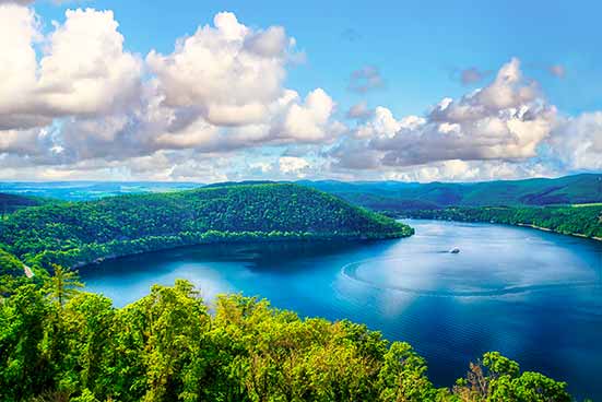 Eine malerische, umgeben von