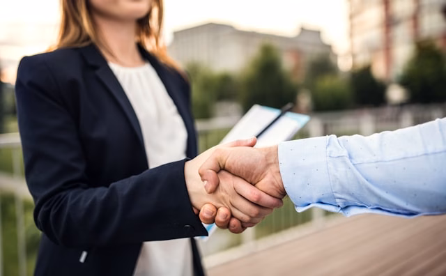 Zwei Personen schütteln sich zustimmend die Hände