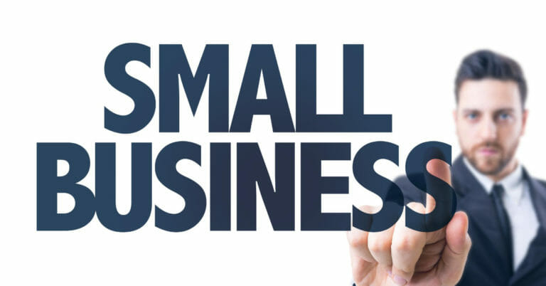 Taong nakasuot ng suit na tumuturo sa teksto ng Maliit na Negosyo na may nakatuon na ekspresyon, na nagtataguyod ng mga dynamic na handog ng Iligan City.