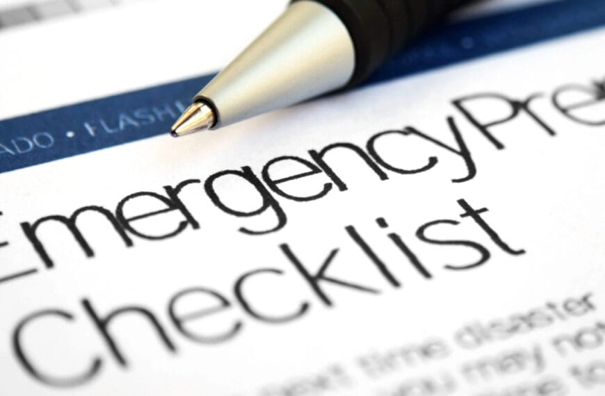 Isang panulat ang nakasalalay sa papel na may pamagat na Emergency Preparedness Checklist mula sa Iligan City Disaster Risk Reduction.