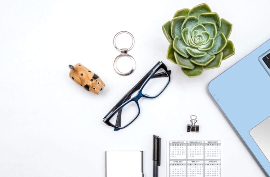 Flat lay ng mga mahahalagang bagay na handa na sa hinaharap para sa mga virtual assistant sa Digital Creatives Hub Iligan sa isang puting mesa.