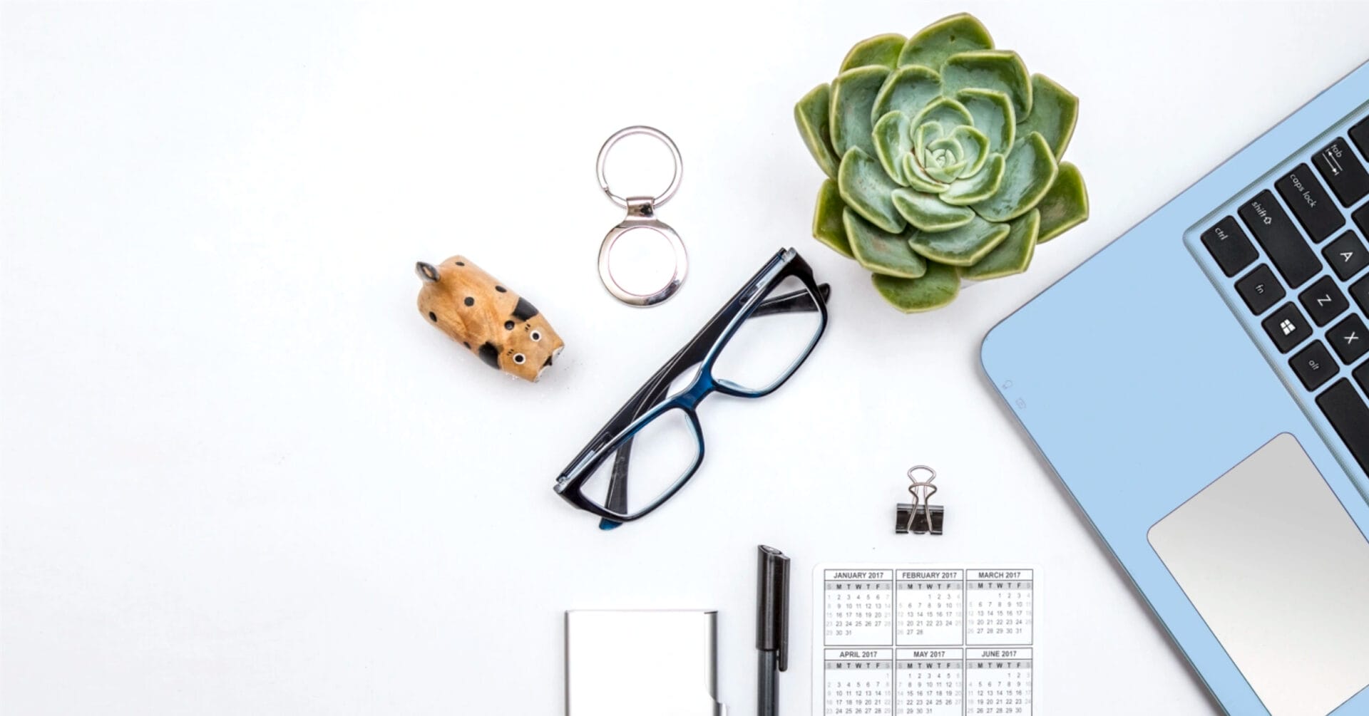 Flat lay ng mga mahahalagang bagay na handa na sa hinaharap para sa mga virtual assistant sa Digital Creatives Hub Iligan sa isang puting mesa.