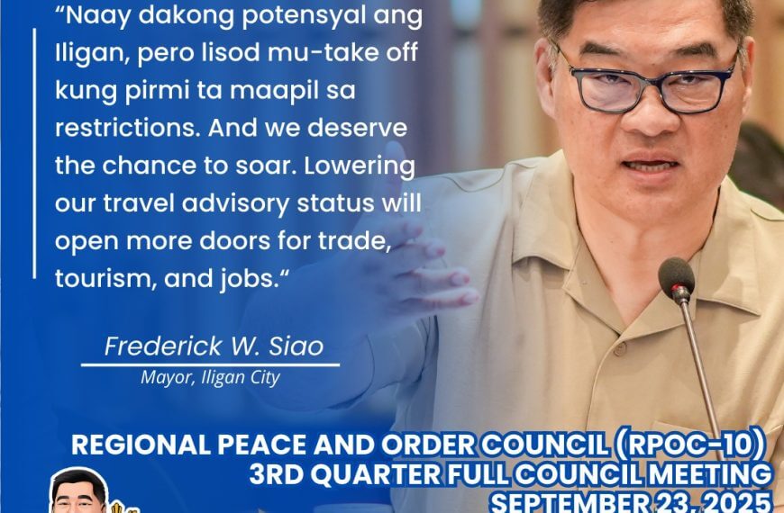 isang lalaking nakasalamin ang nagsasalita sa mikropono; Tinalakay ni Mayor Siao ang Safer Iligan sa bold quote at mga detalye ng pagpupulong.