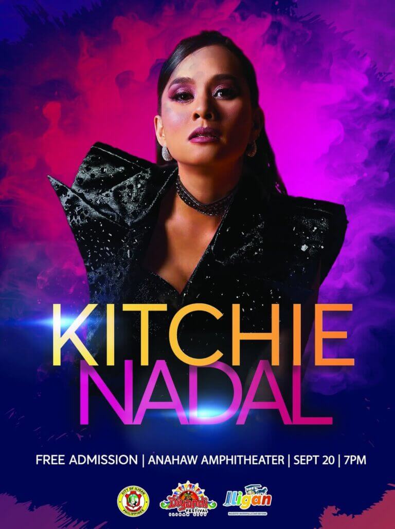 Isang babae na naka-bold na pampaganda at itim na sangkap ang nagpo-pose laban sa isang kulay-rosas at lila na mausok na background na may mga detalye ng kaganapan.