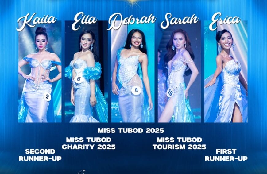 Limang nagwagi sa Miss Tubod 2025 na nakasuot ng sparkling gowns, bawat isa ay may hawak na sash, ay nakatayo sa harap ng isang asul na backdrop.