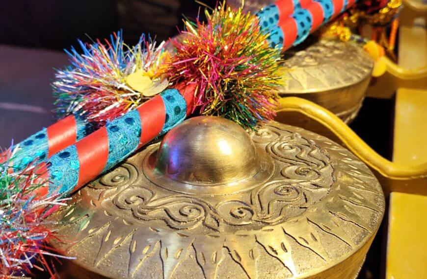 close up ng mga palamuti na tanso na gong, isang natatanging Iligan arts craft at isang perpektong pagpipilian para sa mga hindi malilimutang souvenir.