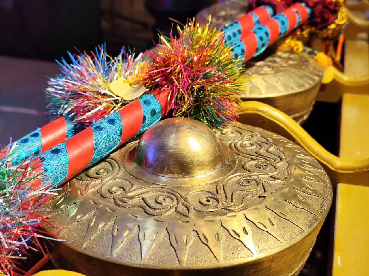 close up ng mga palamuti na tanso na gong, isang natatanging Iligan arts craft at isang perpektong pagpipilian para sa mga hindi malilimutang souvenir.