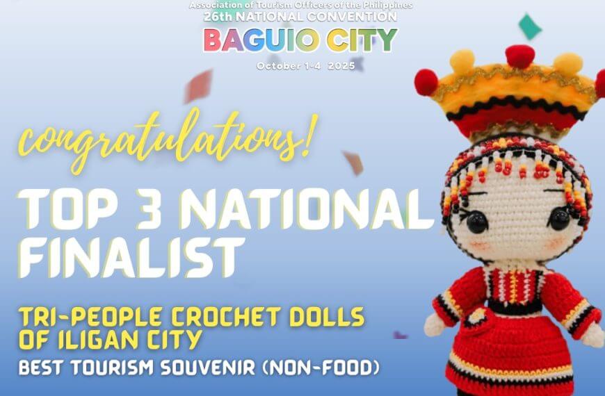 Makukulay na manika ng gantsilyo sa tradisyunal na kasuotan na may teksto tungkol sa nangungunang 3 Turismo Souvenir Award sa Iligan Citys.