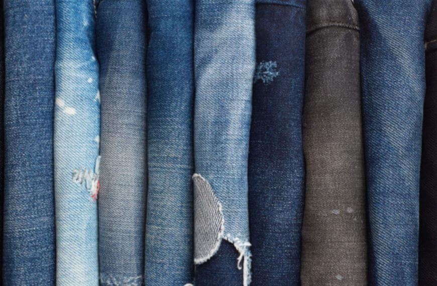 Nakatiklop na asul at itim na maong, ang ilan ay nababagabag, maayos na nakaayos—perpekto para sa isang pakikipagsapalaran sa pangangaso ng Iligan.