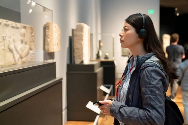 Fille faisant une visite audio dans le musée d’histoire