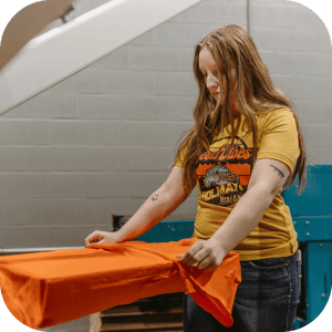 Equipo de Holman Needle & Ink trabajando