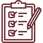 Dibujo lineal burdeos de un portapapeles con lista de verificación y tres casillas marcadas, junto a un lápiz; simboliza Cursos para Centros.