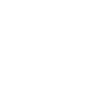 Contorno blanco de tres montañas, con una bandera en la cima más alta, sobre fondo gris claro; diseño sobrio y claro para formación.