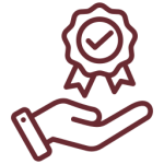 Ícono burdeos representa una mano extendida hacia arriba con un lazo de premio y marca de verificación, símbolo de acreditación.