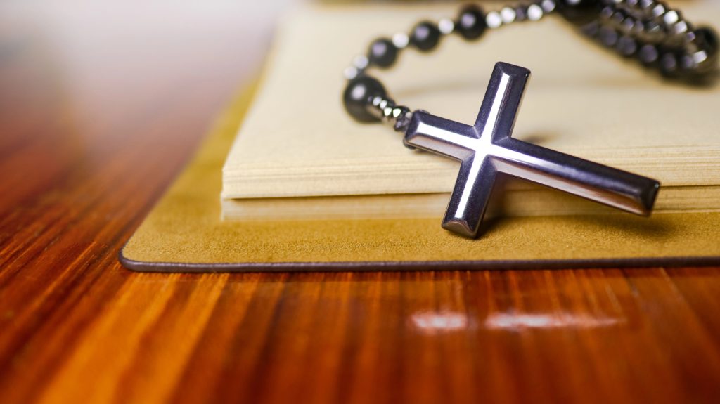 Cruz sobre una Biblia