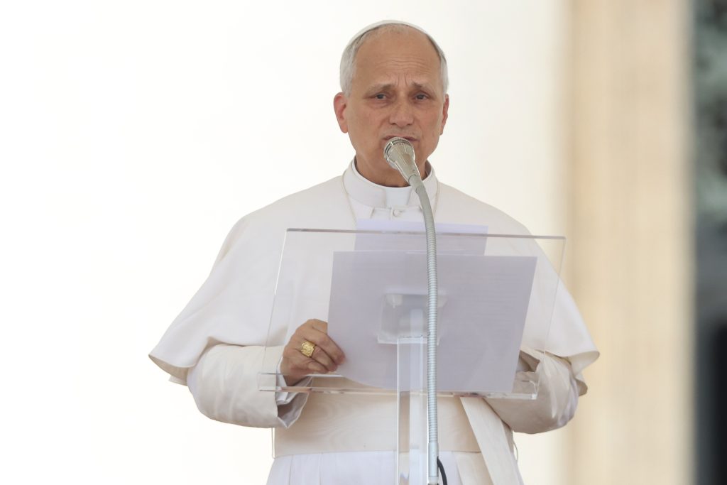 Ciudad del Vaticano, Italia, 15 de junio de 2025: El Papa León XIV recita el Ángelus dominical desde la plaza central de la Plaza de San Pedro después de celebrar la Santa Misa el domingo.