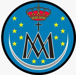 Emblema circular azul del Centro Asociado Ibiza: corona rojo-dorada sobre cruz y doble M negra; círculo de doce estrellas doradas y media luna blanca inferior.
