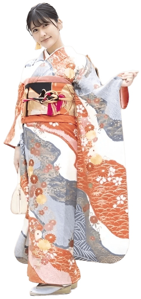 白い背景に、花柄や幾何学模様があしらわれた色鮮やかな着物を着た人物が立っている。小さなベージュのハンドバッグを持ち、腰には精巧な帯を締めている。.