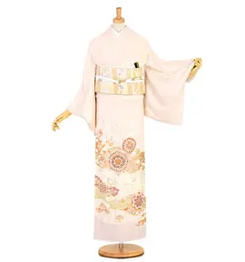 ベージュの花柄の着物がマネキンに着せられています。帯には軽やかな幾何学模様が施されています。マネキンの右腕は少し上げられており、着物の袖が露出しています。.