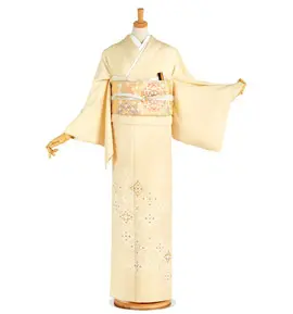 日本の伝統的な着物を着たディスプレイ用マネキン。淡いベージュ色の着物に繊細な花柄が描かれ、帯も装飾的な模様です。マネキンの腕は外側に伸ばされており、着物の袖が美しく見えます。.