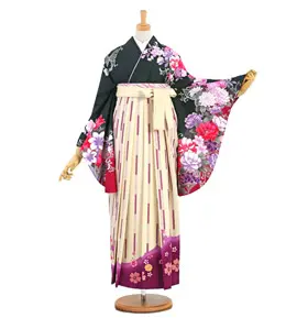 マネキンが日本の伝統的な衣装を披露しています。鮮やかな花が描かれた濃い色の着物に、淡い色のはかまがセットされています。スカートは繊細な紫のグラデーションと、裾に桜のモチーフが施されています。.